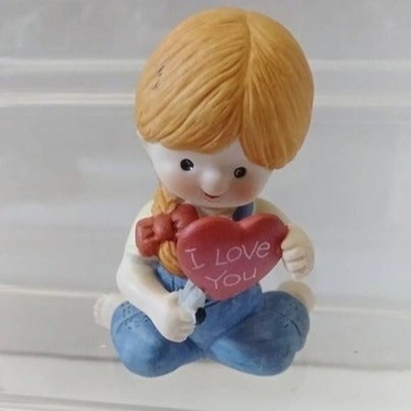 Vintage 1982 Enesco Country Cousins Girl Katie Kneeling Red Heart 3" Figure - Picture 1 of 5